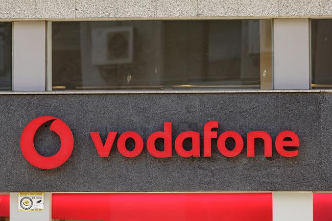 Vodafone pierde 7.644 millones en su año fiscal y recorta el dividendo