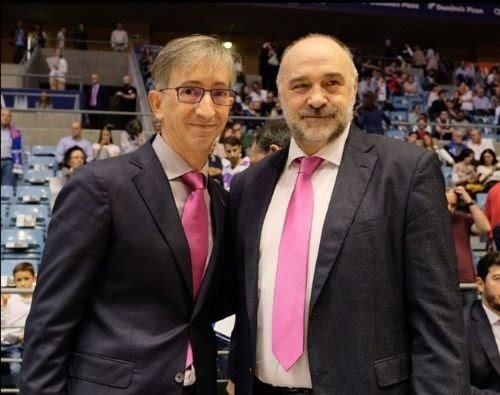 Montxo Fernández, técnico del Monbus Obradoiro, y Pablo Laso, del Real Madrid, se saludan con corbatas de color rosa en apoyo a la lucha contra el cáncer de mama | ACB COMUNICACIÓN ep montxo fernandez tecnico del monbus obradoiro y pablo laso del real madrid se saludan con