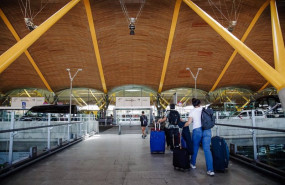 ep pasajeros con sus maletas en la terminal 4 del aeropuerto adolfo suarez madrid barajas a 1 de