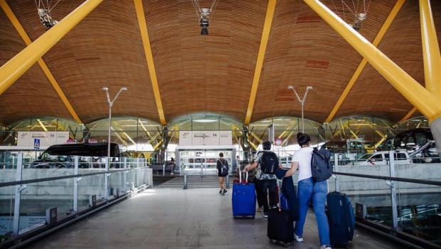 ep pasajeros con sus maletas en la terminal 4 del aeropuerto adolfo suarez madrid barajas a 1 de