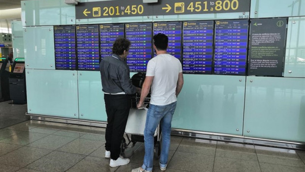 ep pasajeros en el aeropuerto de barcelona-el prat en una jornada de huelga del personal de tierra