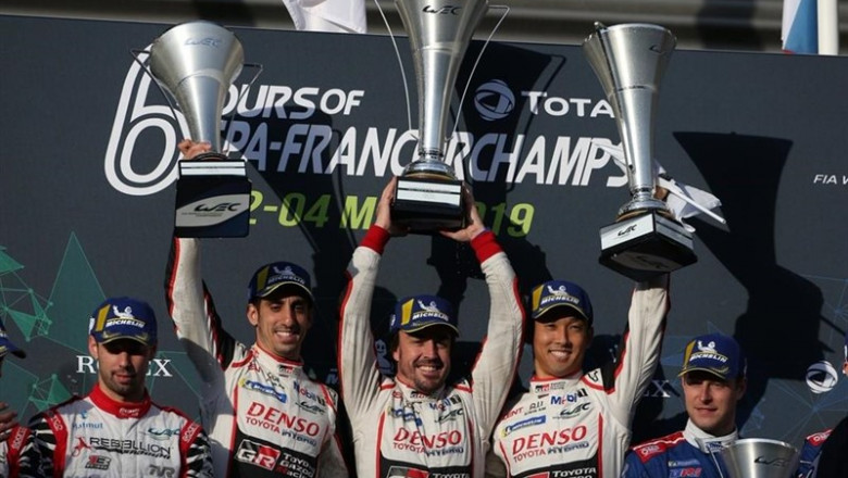 El piloto español Fernando Alonso, junto con el suizo Sébastien Buemi y el japonés Satoru Nakajima. | @TOYOTA_HYBRID ep piloto espanol fernando alonso juntosuizo sebastien buemijapones satoru nakajima