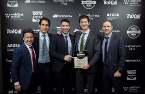 ep representantes de skoda recogiendo el premio concedido por aegfa