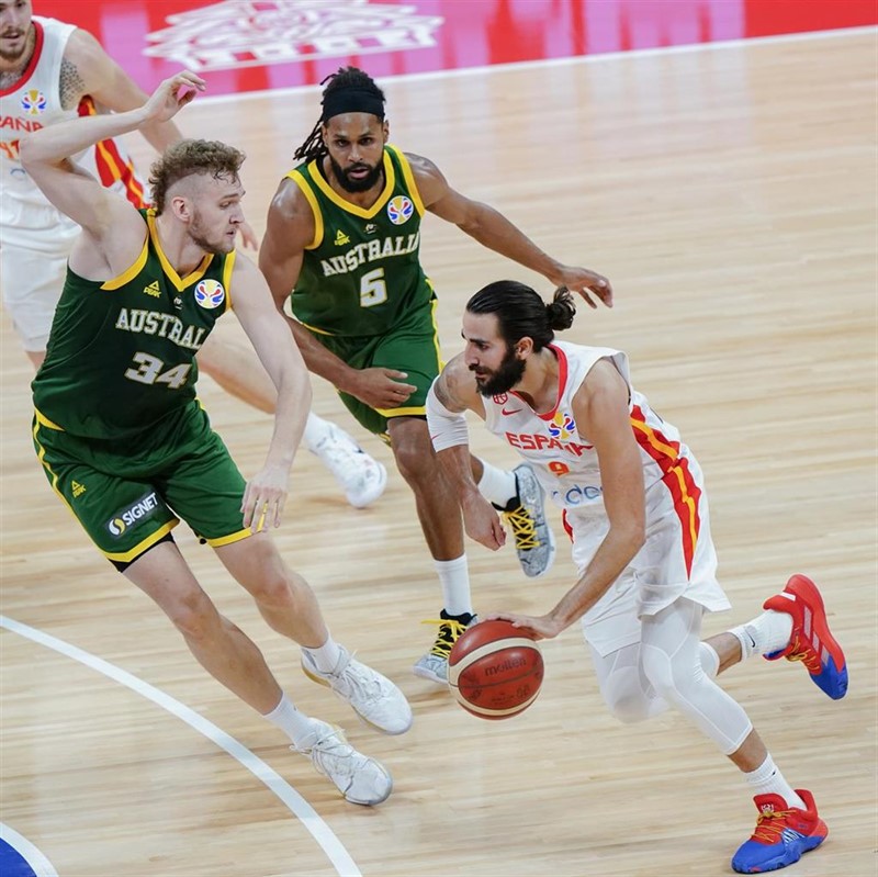 ep ricky rubio intenta penetrar ante mills y baynes en el espana-australia de baloncesto del mundial