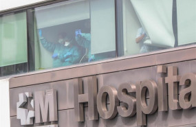 ep sanitarios del hospital de la paz totalmente protegidos saludan y agradecen el apoyo desde una de