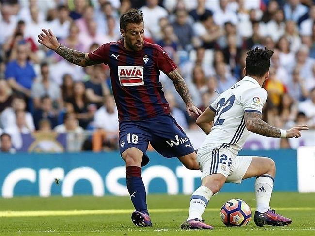 Sergi Enrich intenta regatear a Isco en un Real Madrid-Eibar | LALIGA ep sergi enrichregateariscoun real madrid-eibar