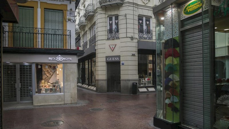 Tiendas cerradas del centro de Sevilla en el estado de alarma por coronavirus, Covid-19. En Sevilla, (Andalucía, España), a 2 de abril de 2020. | María José López - Europa Press ep tiendas cerradas del centro de sevilla en el estado de alarma por coronavirus covid-19 en sevilla