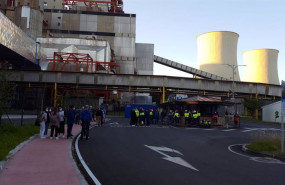 ep trabajadores de auxiliares y delegados sindicales cortan los accesos a la termica y a la central