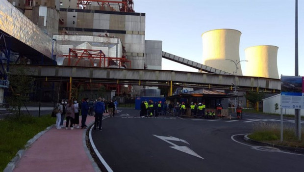 ep trabajadores de auxiliares y delegados sindicales cortan los accesos a la termica y a la central