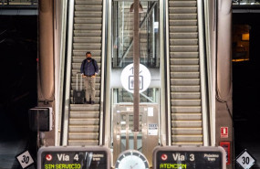 ep un hombre desciende por unas escaleras mecanicas en la estacion de atocha