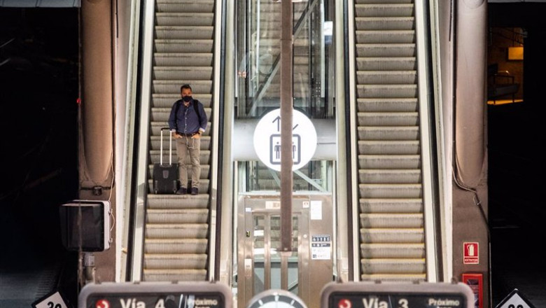 Un hombre desciende por unas escaleras mecánicas en la estación de Atocha | Alejandro Martínez Vélez - Europa Press ep un hombre desciende por unas escaleras mecanicas en la estacion de atocha