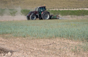 ep un tractor ara el campo