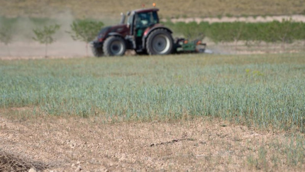 ep un tractor ara el campo