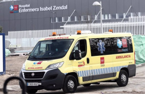 ep una ambulancia sale del hospital publico enfermera isabel zendal
