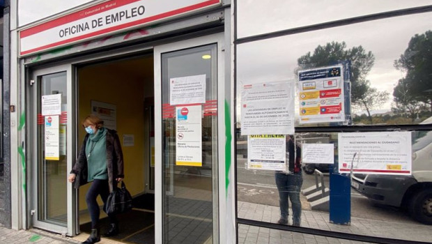 ep una mujer sale de una oficina de empleo