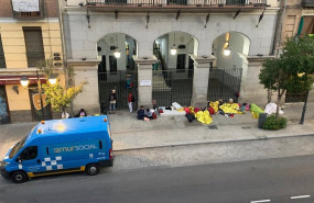 ep varias familias de refugiados entre ellos menores pernoctan en la calle en la puerta del samur