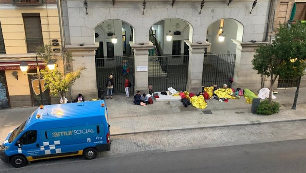 ep varias familias de refugiados entre ellos menores pernoctan en la calle en la puerta del samur