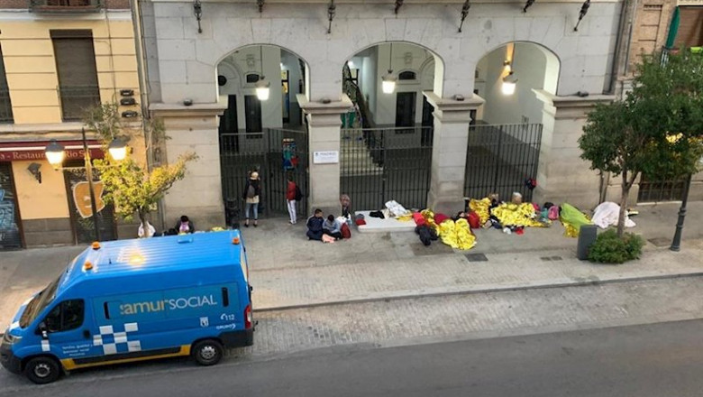 ep varias familias de refugiados entre ellos menores pernoctan en la calle en la puerta del samur ep varias familias de refugiados entre ellos menores pernoctan en la calle en la puerta del samur