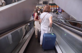 ep varias personas bajar en cintas transportadoras en la estacion de madrid   puerta de atocha