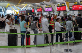 ep varias personas en los mostradores de facturacion del aeropuerto adolfo suarez madrid barajas