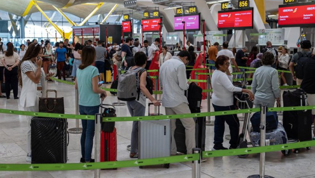 ep varias personas en los mostradores de facturacion del aeropuerto adolfo suarez madrid barajas ep varias personas en los mostradores de facturacion del aeropuerto adolfo suarez madrid barajas