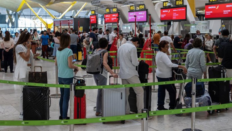 Varias personas en los mostradores de facturación del aeropuerto Adolfo Suárez Madrid-Barajas | Alejandro Martínez Vélez - Europa Press ep varias personas en los mostradores de facturacion del aeropuerto adolfo suarez madrid barajas