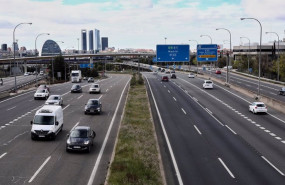 ep varios coches en la carretera a 1 a su paso por la moraleja madrid