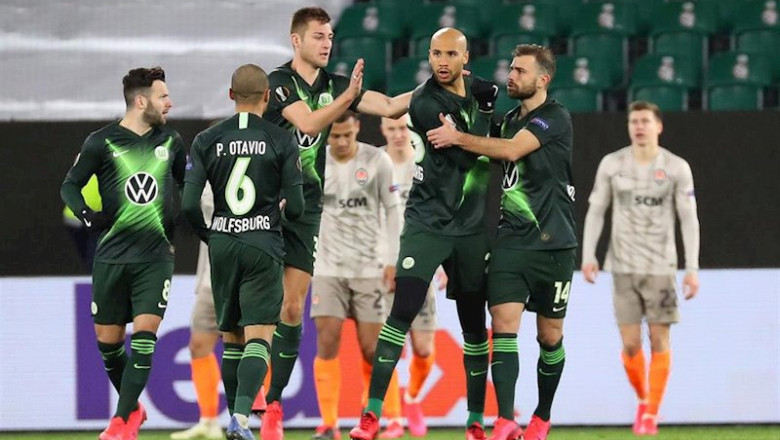 Varios jugadores del VfL Wolfsburgo celebran un gol. | Darius Simka/VfL Wolfsburg/dpa ep varios jugadores del vfl wolfsburgo celebran un gol