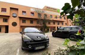 ep vehiculos particulares a las puertas de una residencia de mayores de alcala de henares que