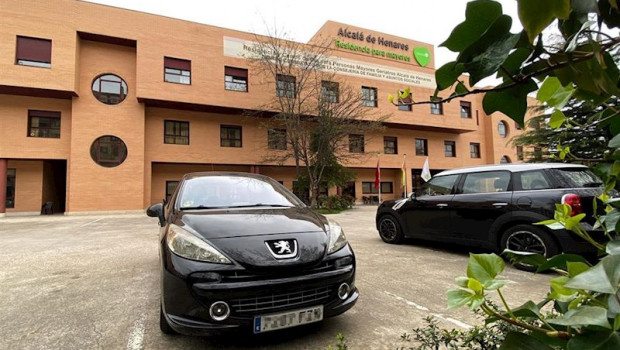 ep vehiculos particulares a las puertas de una residencia de mayores de alcala de henares que