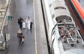 ep viajeros en la estacion de atocha durante la operacion salida por el puente de la constitucion a