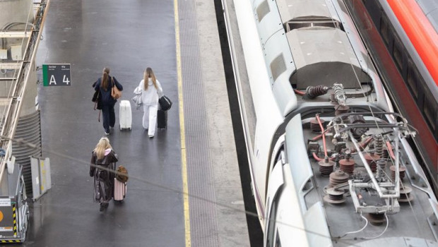 ep viajeros en la estacion de atocha durante la operacion salida por el puente de la constitucion a ep viajeros en la estacion de atocha durante la operacion salida por el puente de la constitucion a