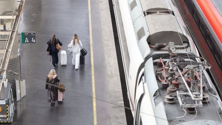 Viajeros en la Estación de Atocha durante la operación salida por el puente de la Constitución, a 5 de diciembre de 2025, en Madrid (España). | Eduardo Parra - Europa Press ep viajeros en la estacion de atocha durante la operacion salida por el puente de la constitucion a