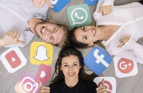 joven amigo sonriente acostado piso logotipos redes sociales que muestran signo thumbup 2 20230629144529 