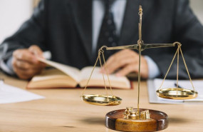 1599330879 escala justicia oro frente libro lectura abogado mesa23 2147898544