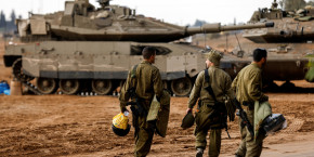 des soldats israeliens passent devant des chars pres de la frontiere avec gaza 20231016113410 