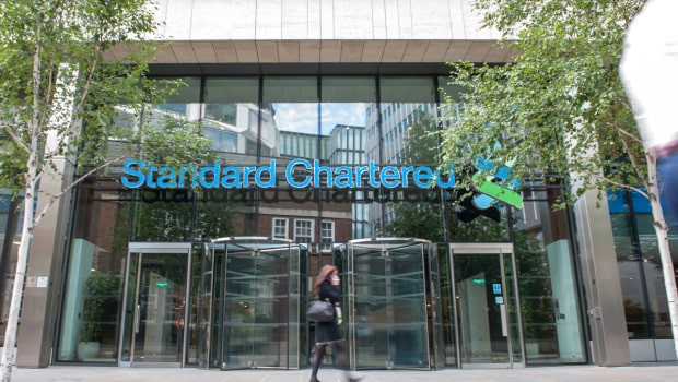 dl standard chartered bank 은행 금융 서비스 본사 런던 사인 로고 ftse 100 min