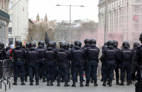 ep agentes de la policia nacional frente a los manifestantes concentrados en el congreso de los