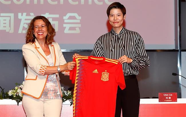 Ana Muñoz, vicepresidenta de la RFEF, presenta la Evergrande Cup | RFEF ep ana munoz vicepresidentala rfef presentaevergrande cup