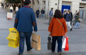 ep archivo   dos personas de compras por la calles de madrid