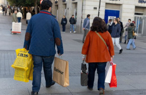 ep archivo   dos personas de compras por la calles de madrid