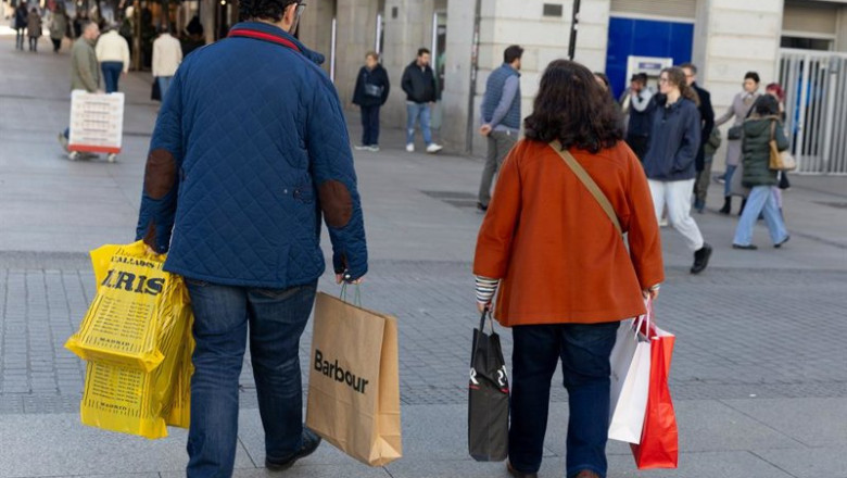 ep archivo dos personas de compras por la calles de madrid ep archivo dos personas de compras por la calles de madrid