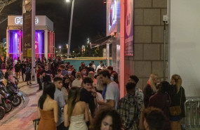 ep archivo   grupos de jovenes en las inmediaciones de un local de ocio nocturno