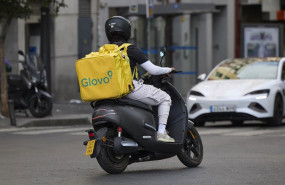 ep archivo   un repartidor de glovo en una moto por una calle de madrid 29 de agosto de 2025 en
