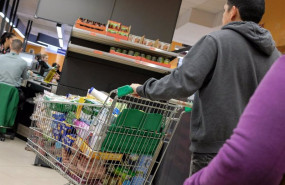ep archivo unos clientes realizando la compra en un super ep archivo unos clientes realizando la compra en un super