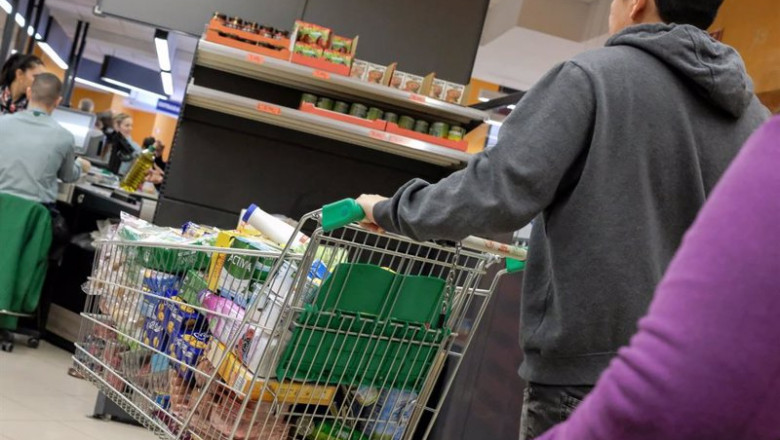 ep archivo unos clientes realizando la compra en un super ep archivo unos clientes realizando la compra en un super