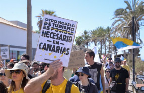 ep archivo   varias personas durante una manifestacion contra el modelo turistico y de desarrollo de