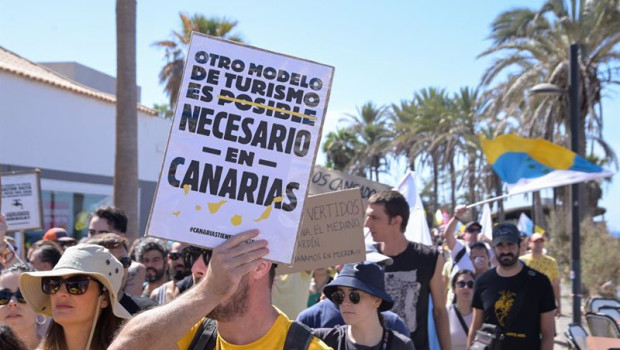 ep archivo   varias personas durante una manifestacion contra el modelo turistico y de desarrollo de