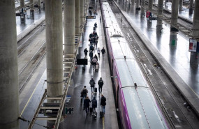 ep archivo   varias personas en una de las vias de la estacion puerta de atocha almudena grandes con