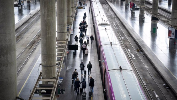 ep archivo   varias personas en una de las vias de la estacion puerta de atocha almudena grandes con